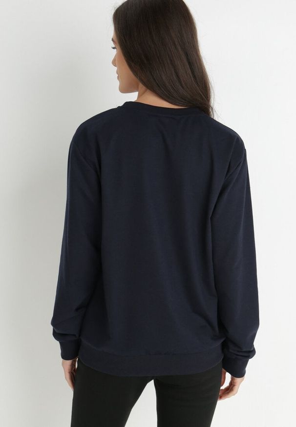 Born2be - Granatowa Bluza Voeum. Okazja: na spacer, na co dzień, do pracy. Kolor: niebieski. Materiał: prążkowany, dzianina, dresówka. Długość rękawa: długi rękaw. Długość: długie. Wzór: gładki, jednolity, kolorowy. Styl: casual, klasyczny