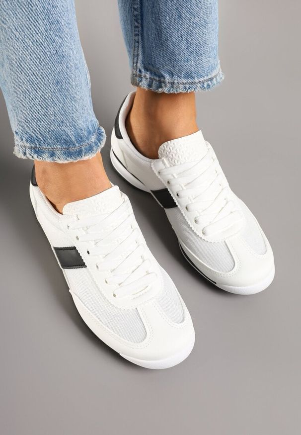 Renee - Białe Sneakersy Ozdobione Paskiem Cleova. Okazja: na co dzień. Zapięcie: pasek. Kolor: biały. Materiał: jeans. Wzór: aplikacja