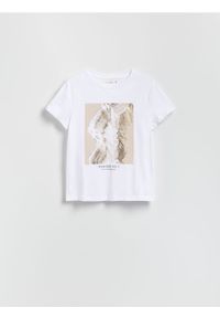 Reserved - T-shirt z połyskującym nadrukiem - biały. Kolor: biały. Materiał: dzianina, bawełna. Wzór: nadruk