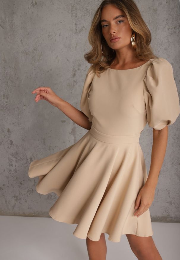 Renee - Beżowa Elegancka Sukienka z Bufiastymi Rękawami Odkrytymi Plecami i Wiązaniem Haritte. Kolor: beżowy. Typ sukienki: rozkloszowane. Styl: elegancki