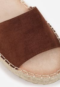 Born2be - Brązowe Sandały VICES z Imitacji Zamszu na Niskim Koturnie z Plecionki Miralyn. Okazja: na co dzień, na imprezę. Zapięcie: pasek. Kolor: brązowy. Materiał: zamsz. Sezon: lato. Obcas: na koturnie. Styl: casual, elegancki #2