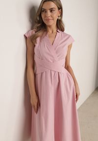 Born2be - Różowa Rozkloszowana Sukienka Kopertowa z Bawełny i Wiskozy Nolet. Okazja: na spotkanie biznesowe, na co dzień. Kolor: różowy. Materiał: wiskoza, bawełna. Typ sukienki: kopertowe. Styl: elegancki, biznesowy, casual #1