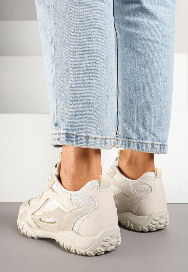 Born2be - Beżowe Sneakersy z Ozdobnym Tłoczeniem Pilliana. Okazja: na co dzień. Nosek buta: okrągły. Kolor: beżowy. Materiał: jeans. Wzór: aplikacja. Obcas: na platformie