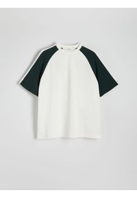Reserved - T-shirt oversize z raglanowym rękawem - złamana biel. Materiał: bawełna, dzianina. Długość rękawa: raglanowy rękaw #1