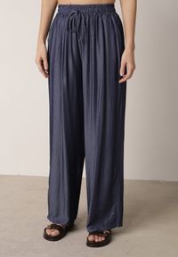 Born2be - Granatowy Komplet z Wiskozą Szerokie Spodnie i Bluzka z Kołnierzykiem Nautiviane. Kolekcja: plus size. Kolor: niebieski. Materiał: wiskoza. Wzór: gładki #3