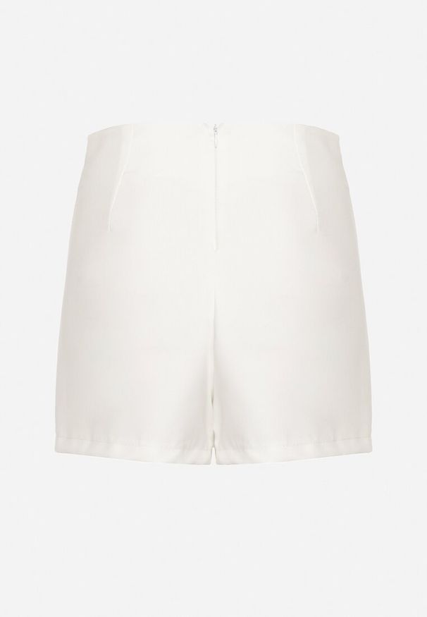 Born2be - Białe Szorty Imitujące Spódnicę z Wysokim Stanem Vikolia. Okazja: na co dzień, na randkę. Stan: podwyższony. Kolor: biały. Materiał: koronka. Wzór: jednolity. Styl: casual, klasyczny, elegancki, wizytowy