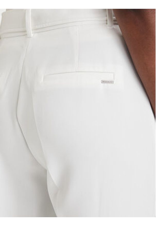 Guess Spodnie materiałowe W6GB05 W1765 Biały Regular Fit. Kolor: biały. Materiał: syntetyk