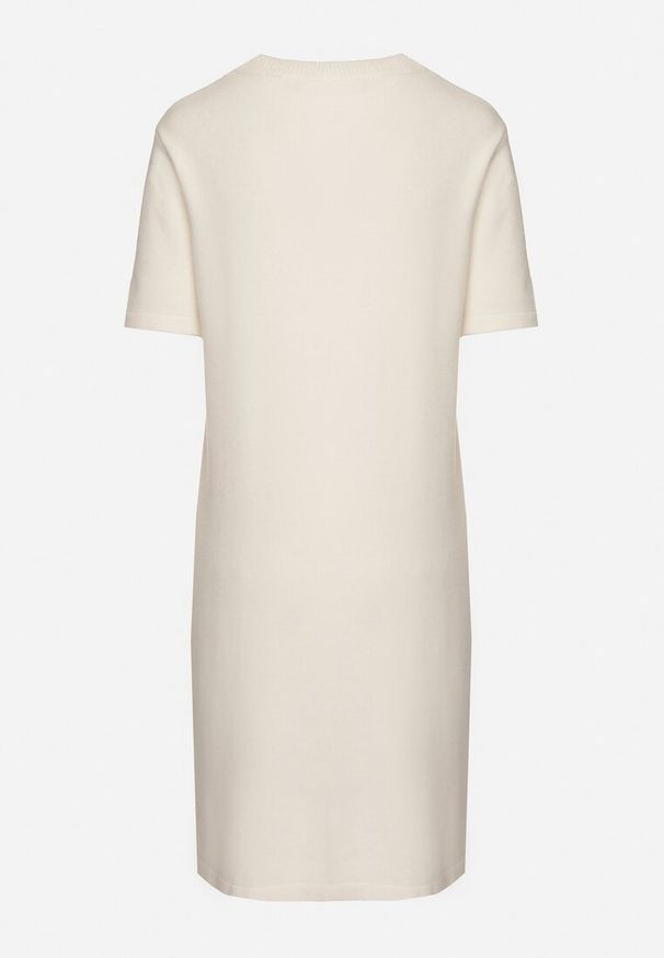 Born2be - Biała Dzianinowa Sukienka z Wiskozą o T-shirtowym Kroju z Ozdobnymi Guziczkami Arissana. Okazja: na co dzień. Kolor: biały. Materiał: wiskoza, dzianina. Styl: elegancki, casual, wizytowy