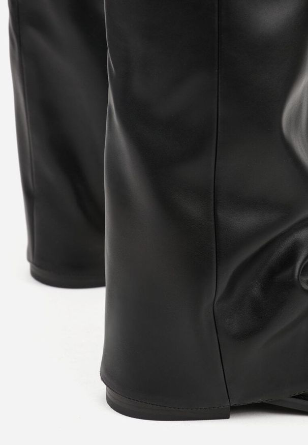 Born2be - Czarne Kozaki z Noskiem w Szpic i Cholewką Imitującą Nogawkę z Klamrą Tusemira. Okazja: na spotkanie biznesowe. Zapięcie: klamry. Kolor: czarny. Szerokość cholewki: normalna. Styl: biznesowy, klasyczny