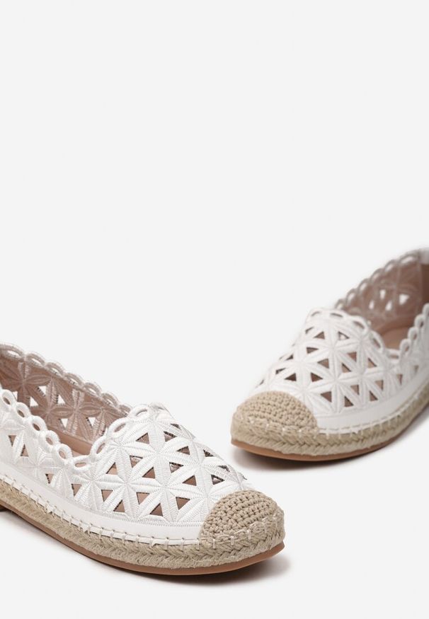 Born2be - Białe Espadryle z Ażurową Cholewką i Plecioną Płaską Podeszwą Plicia. Okazja: na co dzień. Nosek buta: okrągły. Kolor: biały. Szerokość cholewki: normalna. Wzór: ażurowy. Sezon: lato. Obcas: na płaskiej podeszwie. Styl: elegancki, casual