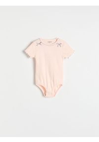 Reserved - Prążkowane body - pastelowy róż. Kolor: różowy. Materiał: prążkowany