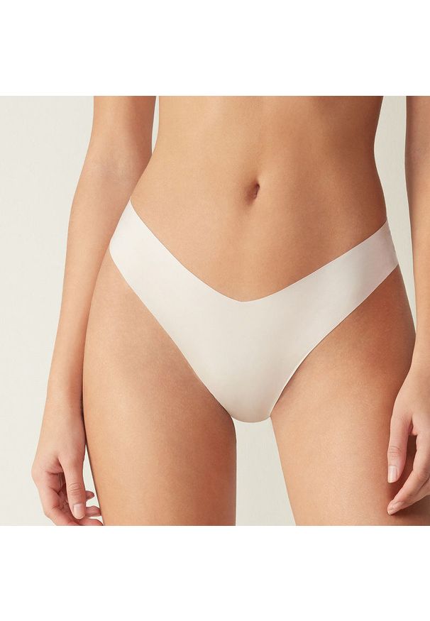 Intica - Stringi bezszwowe niewidoczne pod ubraniami Lala. Kolor: beżowy. Materiał: materiał, skóra