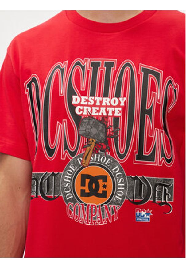 DC T-Shirt Shy Town Hss ADYZT05345 Czerwony Regular Fit. Kolor: czerwony. Materiał: bawełna