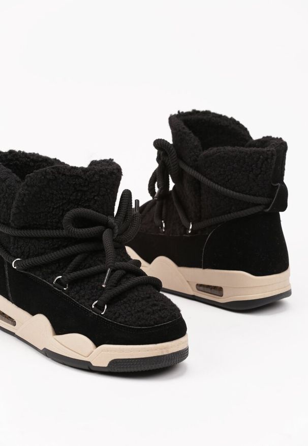 Born2be - Czarne Śniegowce na Płaskiej Podeszwie ze Sznurowaniem i Futerkiem Typu Baranek Salabira. Okazja: na co dzień. Zapięcie: sznurówki. Kolor: czarny. Materiał: futro. Sezon: zima. Obcas: na płaskiej podeszwie. Styl: casual