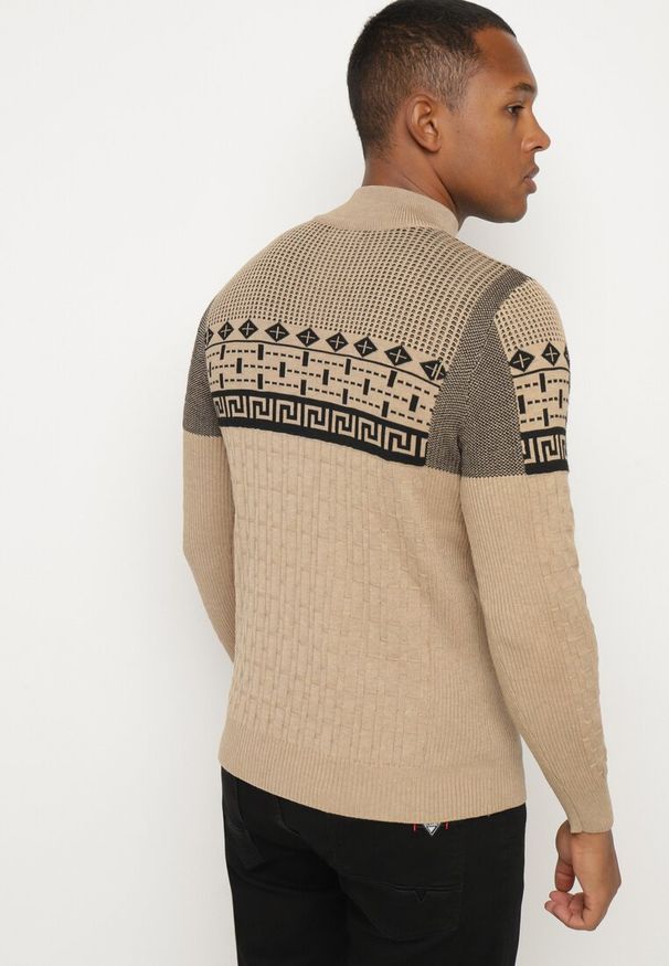 Born2be - Ciemnobeżowy Sweter Ozdobiony Geometrycznym Wzorem i Ściągaczami Liliatia. Okazja: na co dzień. Kolor: beżowy. Wzór: aplikacja, geometria. Styl: klasyczny, casual