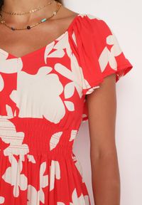 Born2be - Czerwono-Biała Wiskozowa Sukienka Rozkloszowana z Gumką w Talii Nansalinne. Okazja: na randkę, na co dzień. Typ kołnierza: dekolt w kształcie V. Kolor: czerwony. Materiał: wiskoza. Sezon: lato. Typ sukienki: rozkloszowane. Styl: casual, klasyczny #4