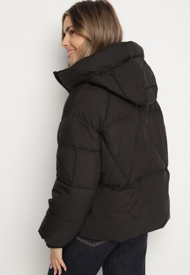 Born2be - Czarna Pikowana Kurtka Puffer z Kapturem i Kieszonką przy Rękawie Galieana. Okazja: na spacer. Typ kołnierza: kaptur. Kolor: czarny. Materiał: jeans, dzianina. Sezon: zima. Styl: sportowy, elegancki