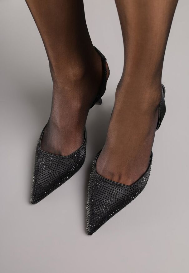 Born2be - Czarne Sandały Lapira. Okazja: na co dzień. Kolor: czarny. Materiał: len. Sezon: wiosna, lato. Styl: elegancki, casual, wizytowy