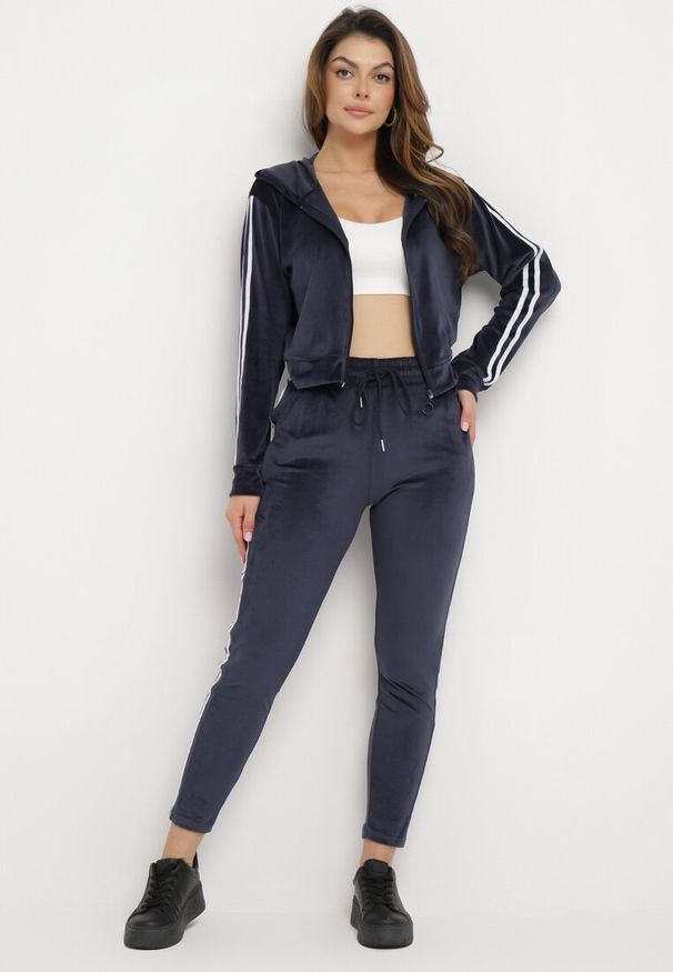 Born2be - Granatowy Welurowy Komplet Dresowy 2-Częściowy z Lampasami Bluza i Spodnie Atiriv. Kolor: niebieski. Materiał: welur, dresówka
