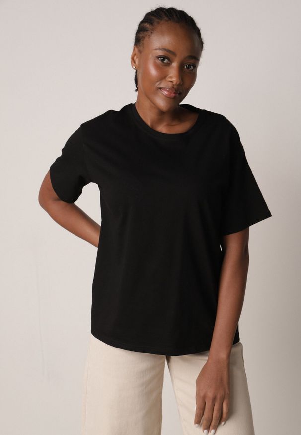 Born2be - Czarny T-shirt z Bawełny Typu Oversize Nedika. Okazja: na co dzień. Kolor: czarny. Materiał: bawełna. Styl: casual, klasyczny