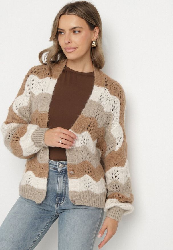 Born2be - Beżowo-Brązowy Kardigan w Ażurowy Wzór z Dodatkiem Wełny i Wiskozy Esilla. Okazja: na co dzień. Typ kołnierza: dekolt w kształcie V. Kolor: brązowy. Materiał: wełna, wiskoza. Długość: długie. Wzór: ażurowy. Styl: klasyczny, casual, elegancki