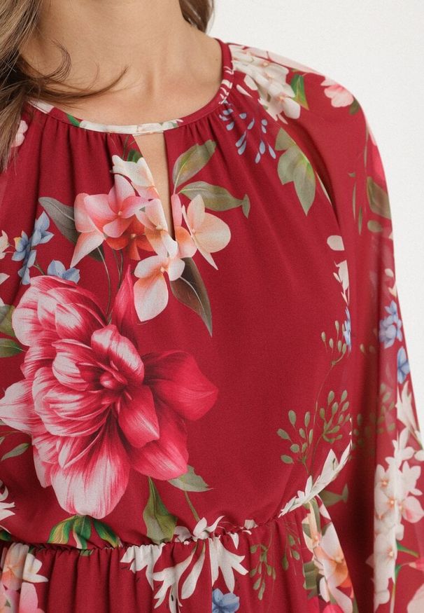 Born2be - Bordowa Sukienka o Rozkloszowanym Kroju w Kwiaty Zeramera. Okazja: na co dzień. Kolor: czerwony. Materiał: wiskoza. Długość rękawa: długi rękaw. Wzór: kwiaty. Typ sukienki: rozkloszowane. Styl: casual