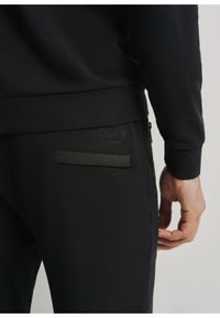 Ochnik - Czarne spodnie dresowe męskie. Kolor: czarny. Materiał: bawełna