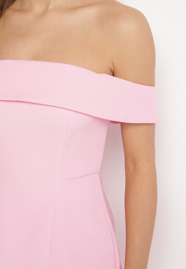 Born2be - Jasnoróżowa Taliowana Sukienka z Dekoltem Bandeau z Zakładką Zelzemis. Kolor: różowy. Styl: elegancki, klasyczny