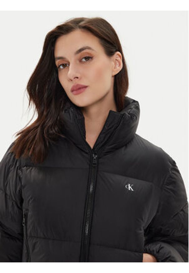 Calvin Klein Jeans Kurtka puchowa J20J223577 Czarny Relaxed Fit. Kolor: czarny. Materiał: syntetyk