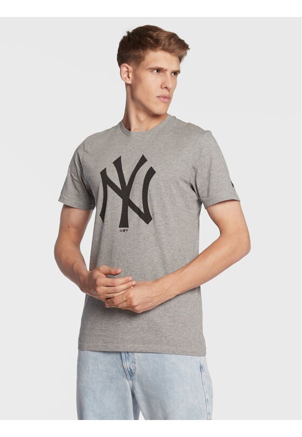 New Era T-Shirt New York Yankees MLB Team Logo 11863696 Szary Regular Fit. Kolor: szary. Materiał: bawełna