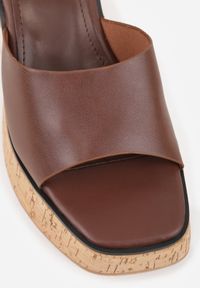 Renee - Brązowe Klapki z Kwadratowym Noskiem VICES na Koturnie z Fakturą Korka Kahliliana. Kolor: brązowy. Wzór: haft. Sezon: lato. Obcas: na koturnie. Styl: boho, wakacyjny, elegancki #5