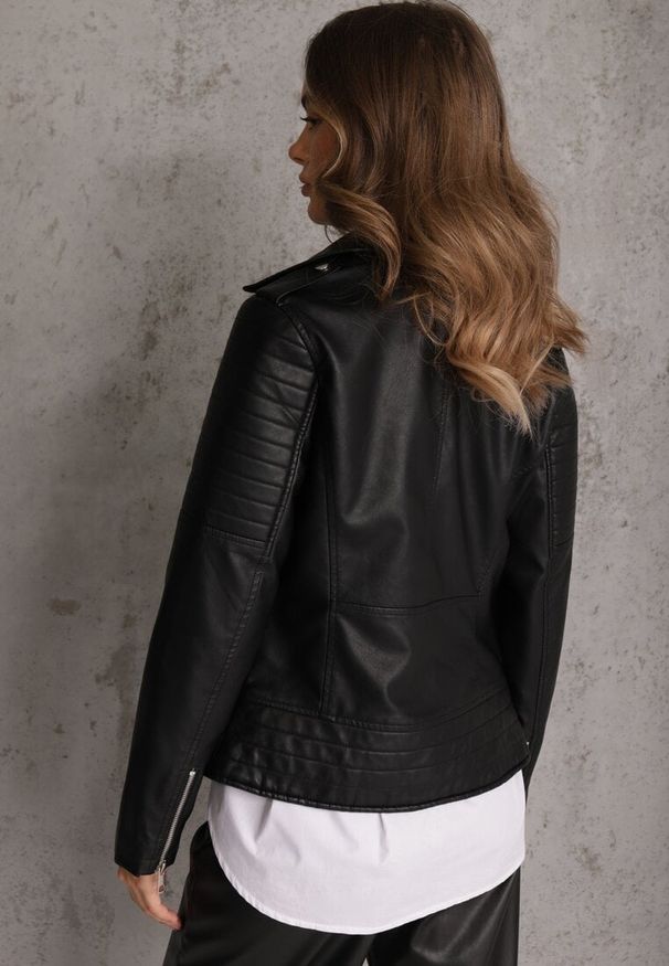 Renee - Czarna Motocyklowa Kurtka o Fasonie Ramoneski Chivi. Okazja: na co dzień. Kolor: czarny. Materiał: skóra, poliester, koronka, jeans. Styl: rockowy, casual, klasyczny
