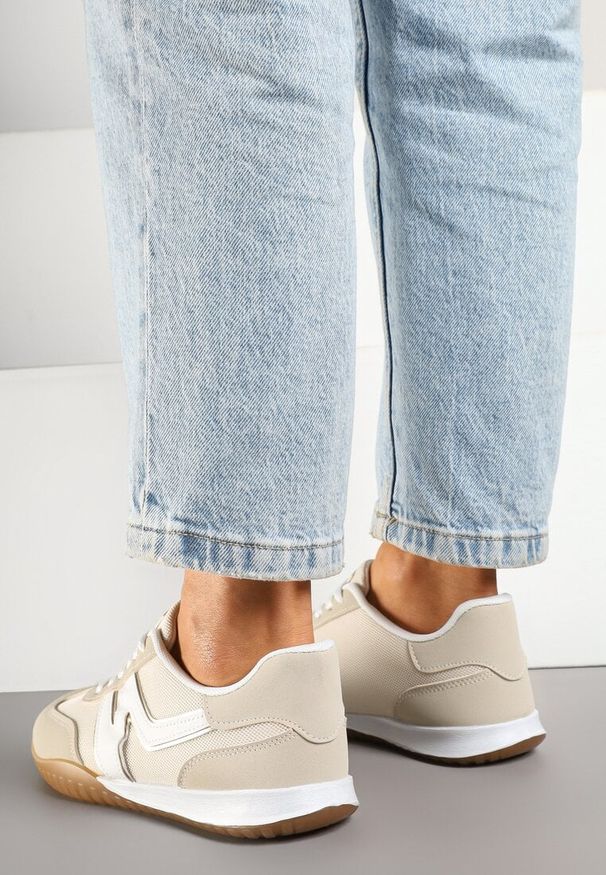 Renee - Beżowe Sneakersy Typu Klasyczne Tenisówki Zdobione Przeszyciami Elanioria. Okazja: do pracy, na co dzień. Zapięcie: sznurówki. Kolor: beżowy. Materiał: jeans, koronka. Wzór: aplikacja. Obcas: na obcasie. Wysokość obcasa: niski