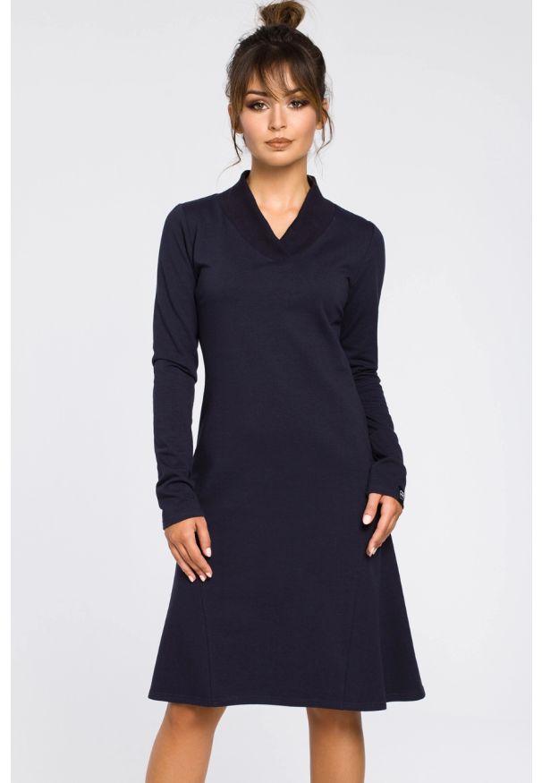 BeWear - Sukienka trapezowa z bawełnianej dzianiny granatowa. Okazja: na co dzień. Typ kołnierza: dekolt w kształcie V, kołnierzyk stójkowy. Kolor: niebieski. Materiał: bawełna, dzianina. Typ sukienki: trapezowe. Styl: elegancki, klasyczny, sportowy, casual. Długość: midi