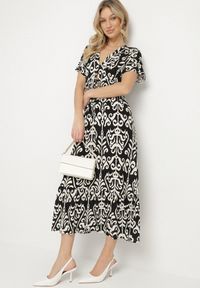 Born2be - Czarna Sukienka z Wiskozy w Abstrakcyjny Wzór Faledira. Okazja: na co dzień. Typ kołnierza: dekolt w serek. Kolor: czarny. Materiał: wiskoza. Długość rękawa: krótki rękaw. Typ sukienki: proste. Styl: klasyczny, casual #6