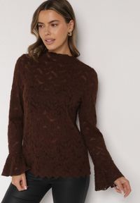 Born2be - Brązowa Koronkowa Bluzka ze Stójką i Rozszerzanymi Rękawami Nefina. Okazja: na co dzień. Typ kołnierza: kołnierzyk stójkowy. Kolor: brązowy. Materiał: koronka. Wzór: aplikacja. Styl: klasyczny, casual, elegancki #1