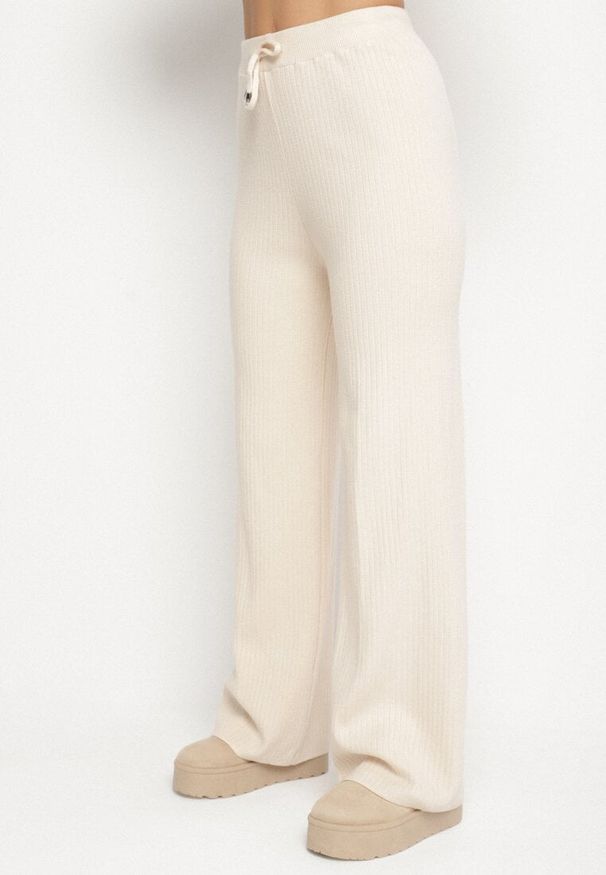 Born2be - Jasnobeżowy Dzianinowy Komplet z Bawełną Spodnie Kardigan i Bluzka z Golfem Ralinada. Kolor: beżowy. Materiał: bawełna, dzianina