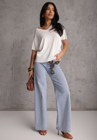 Renee - Biała Bluzka z Wiskozą i Dekoltem w Serek o Kroju Typu Nietoperz Haidare. Okazja: na co dzień. Typ kołnierza: dekolt w serek. Kolor: biały. Materiał: wiskoza. Styl: casual #4