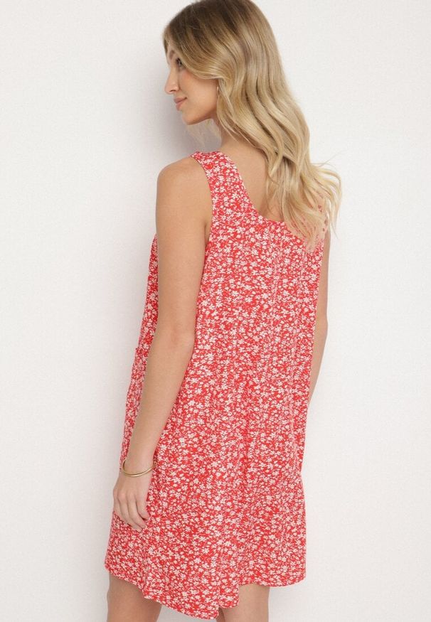 Born2be - Czerwona Sukienka w Kwiaty o Rozkloszowanym Kroju na Szerokich Ramiączkach Folarelle. Okazja: na co dzień. Kolor: czerwony. Długość rękawa: na ramiączkach. Wzór: kwiaty. Sezon: lato. Typ sukienki: rozkloszowane, proste. Styl: casual, elegancki