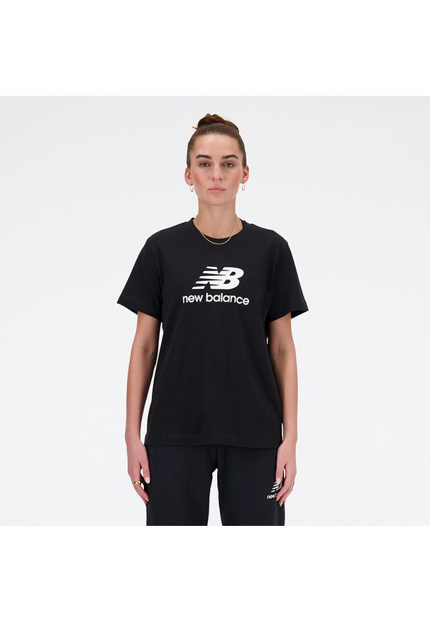 Koszulka damska New Balance WT41502BK – czarna. Kolor: czarny. Materiał: bawełna. Wzór: napisy