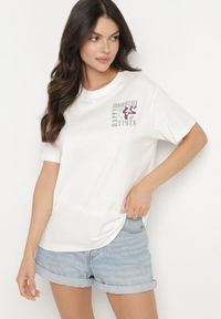 Born2be - Biały Bawełniany T-shirt Oversize Fillaria. Okazja: na co dzień. Kolor: biały. Materiał: bawełna. Wzór: aplikacja. Styl: klasyczny, casual