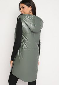 Born2be - Zielona Kamizelka Długa z Kapturem Ozdobiona Naszywką Zapinana na Napy Nevettea. Okazja: na co dzień. Typ kołnierza: kaptur. Kolor: zielony. Długość: długie. Wzór: aplikacja. Styl: casual, elegancki #2