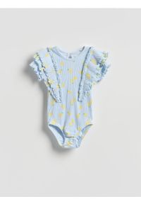 Reserved - Wzorzyste body z falbankami - jasnoniebieski. Kolor: niebieski. Materiał: dzianina, bawełna #1