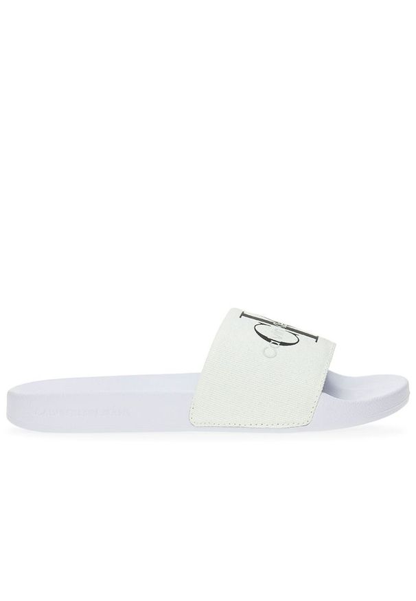 Klapki Calvin Klein Slide Monogram CO YW0YW00103-01W - białe. Okazja: na plażę, na co dzień. Kolor: biały. Materiał: materiał. Szerokość cholewki: normalna. Wzór: aplikacja. Sezon: lato. Sport: pływanie