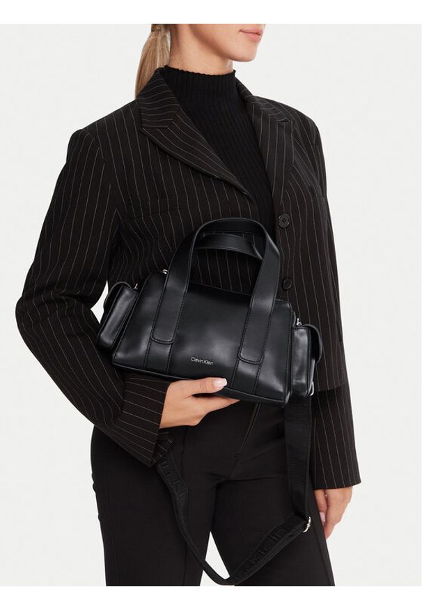 Calvin Klein Torebka Webbing Strap Pocket Bag LV04F3291G Czarny. Kolor: czarny. Materiał: skórzane