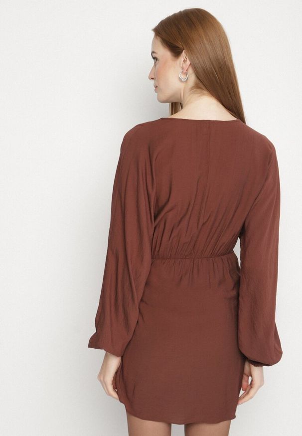 Born2be - Brązowa Wiskozowa Sukienka Kopertowa z Wiązaniem i Bufiastymi Rękawami Onevia. Okazja: na co dzień. Kolor: brązowy. Materiał: wiskoza. Typ sukienki: kopertowe. Styl: casual, klasyczny