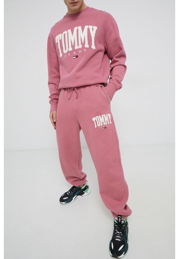 Tommy Jeans Spodnie DM0DM12548.PPYY męskie kolor różowy z aplikacją. Kolor: różowy. Materiał: bawełna, dzianina. Wzór: aplikacja