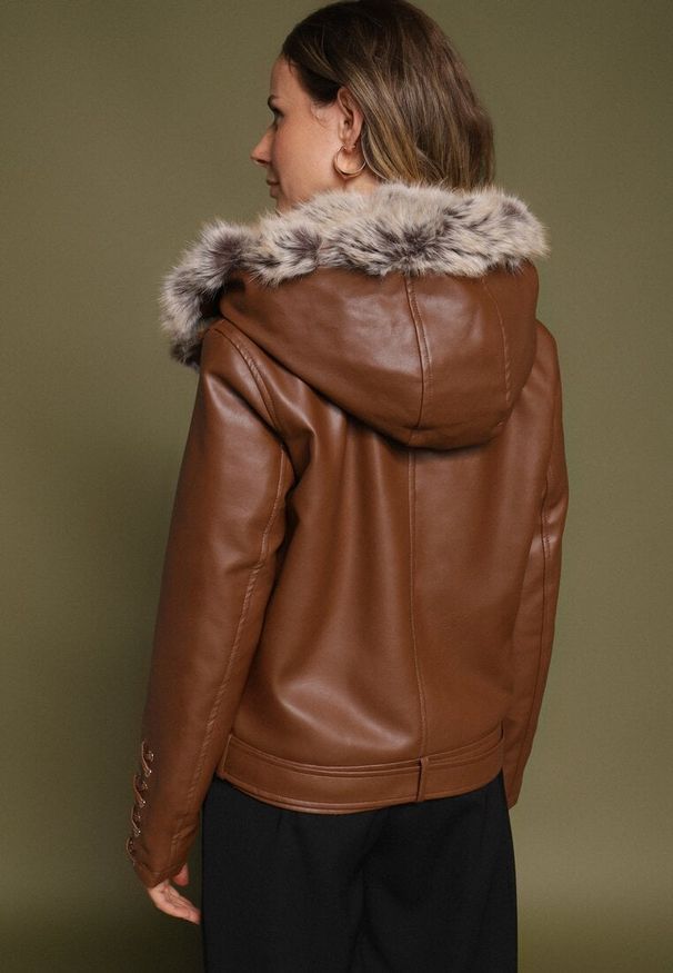 Born2be - Brązowa Kurtka Ramoneska z Odpinanym Kapturem i Futrem Aplonna. Kolor: brązowy. Materiał: futro. Sezon: jesień, zima. Styl: klasyczny