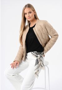 Volcano - Krótka, pikowana kurtka J-MANOLA. Okazja: na co dzień. Typ kołnierza: kołnierzyk stójkowy. Materiał: poliamid, materiał, jeans. Długość: krótkie. Styl: casual #1