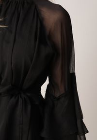 Born2be - Czarna Sukienka z Eterycznymi Falbanami i Wiązanym Paskiem Rivaniah. Okazja: na ślub cywilny, na wesele. Kolor: czarny. Styl: elegancki #3